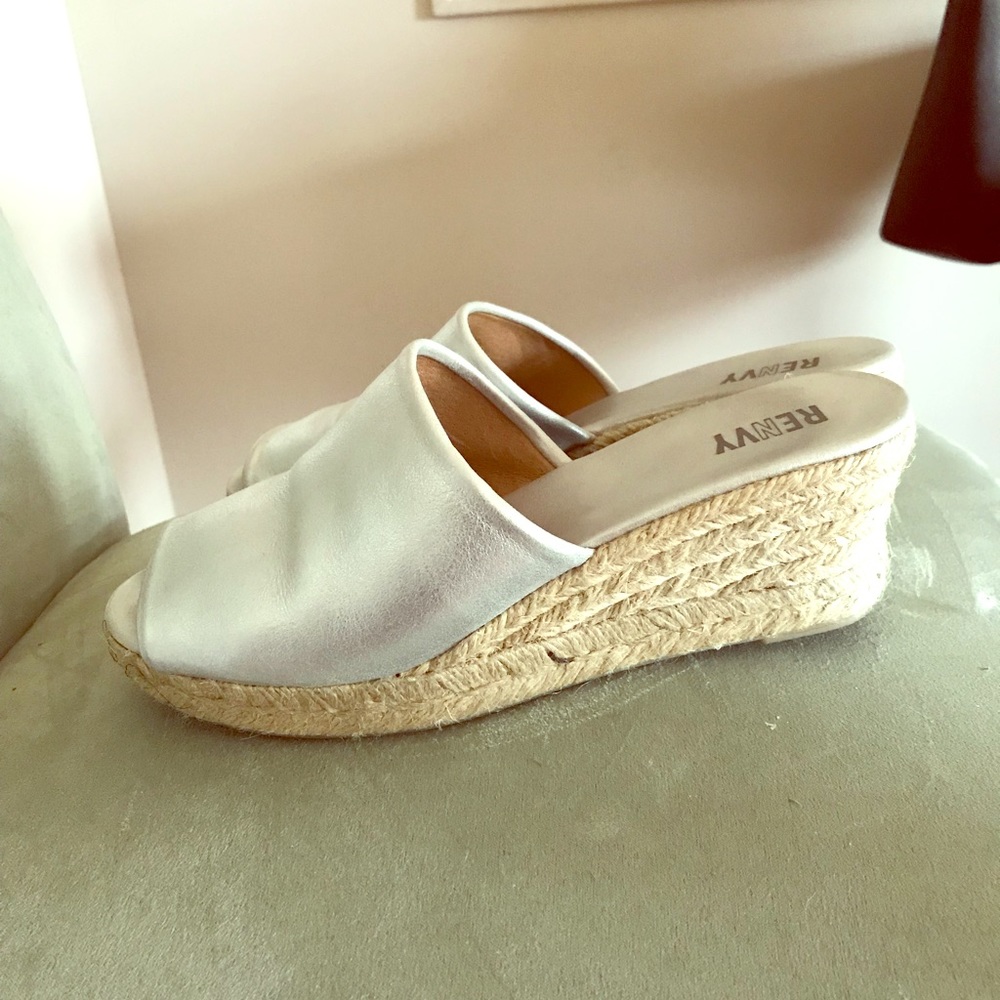 Super cute RENVY sandals. $25